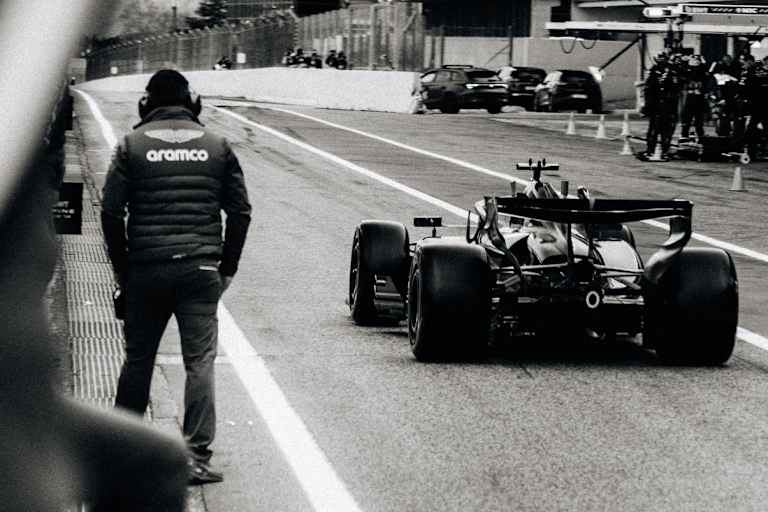 Lance Stroll geht mit dem neuen Rennwagen auf die Bahn