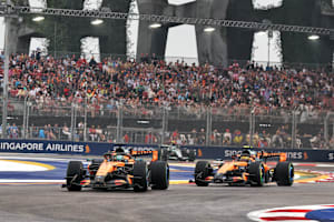 Die beiden McLaren im Singapur-Sprint, bald kracht es