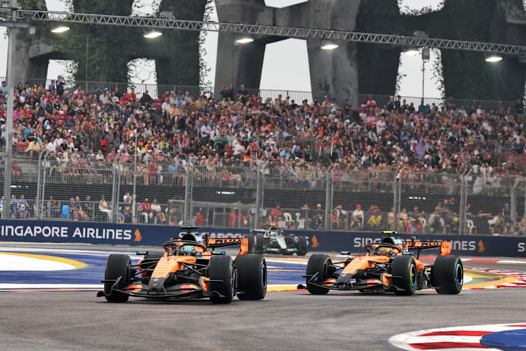 Die beiden McLaren im Singapur-Sprint, bald kracht es