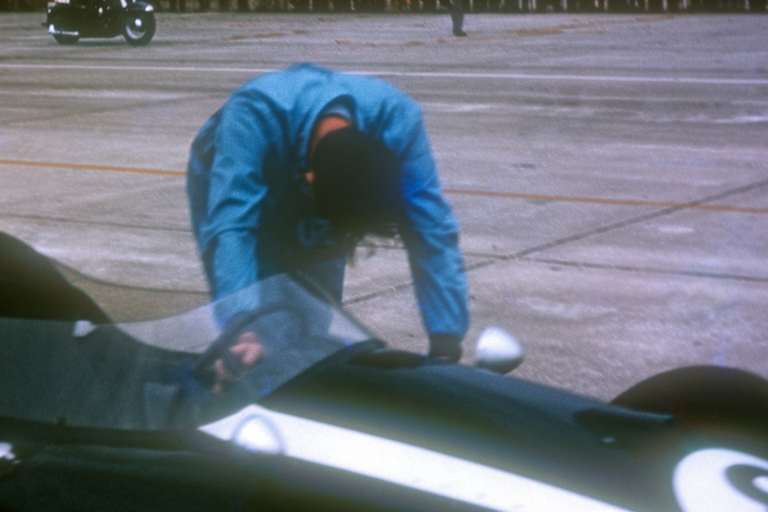 Brabham schiebt in Sebring 1959 den Cooper ins Ziel – und bricht zusammen