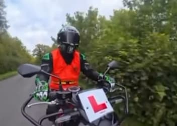 Alex Lowes bei der Fahrschulprüfung
