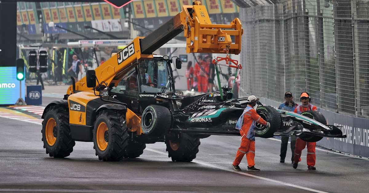 Toto Wolff defends George Russell after Singapore sprint crash