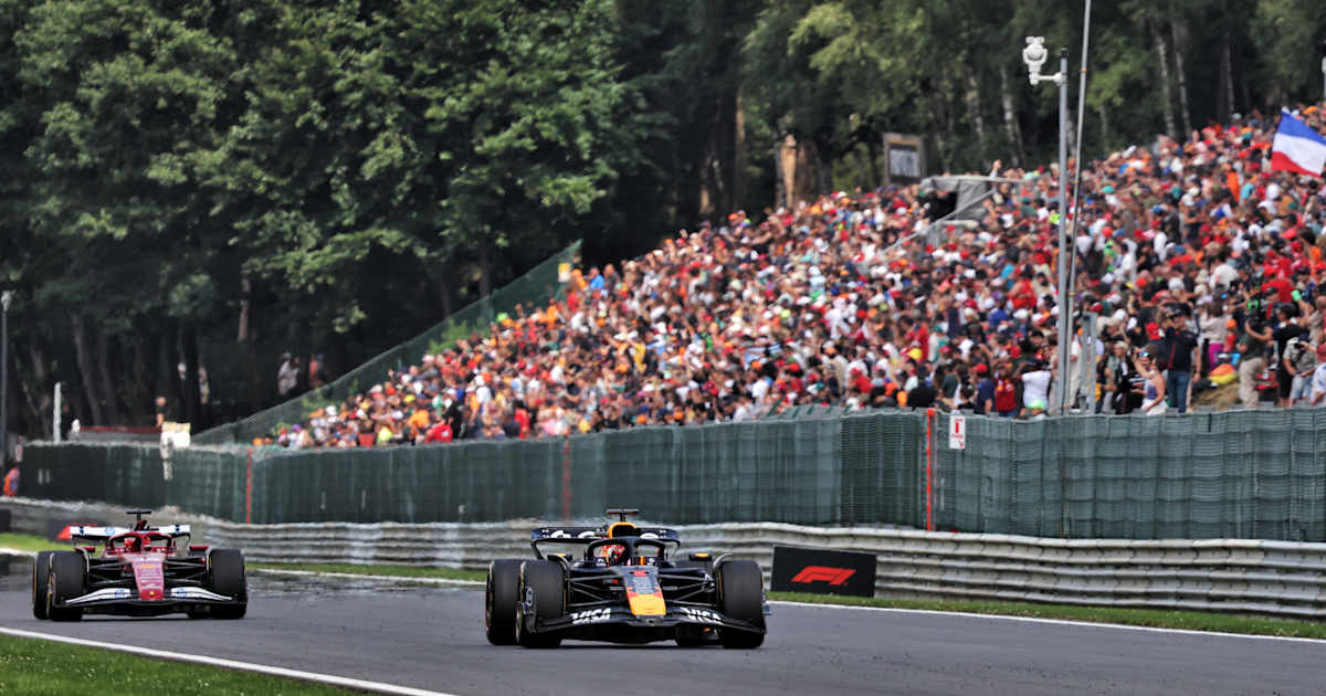 Max-Verstappen-Red-Bull-Racing-In-Orange-auf-die-Lieblingsstrecke