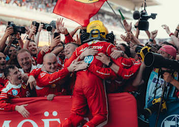 Lewis Hamilton feiert mit seiner Ferrari-Mannschaft