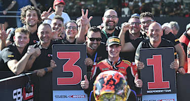 Alberto Surra feiert Platz 3 mit seinem Motocorsa-Team