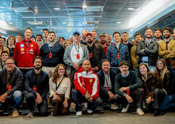 Lewis Hamilton mit Angestellten von Ferrari