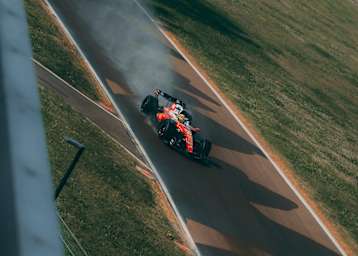 Lewis Hamilton auf künstlich bewässerter Piste