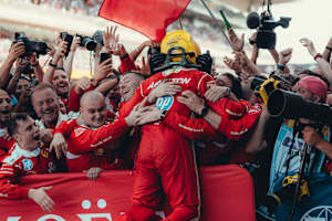 Lewis Hamilton feiert mit seiner Ferrari-Mannschaft