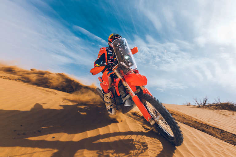 Ab durch die Mitte, ab in die Dünen: KTM 450 Rally Replica in ihrem Element