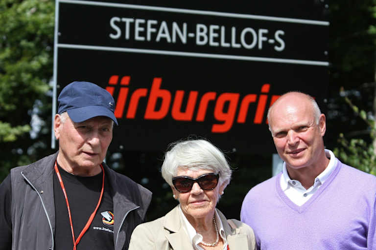 Georg Bellof mit seinen Eltern 2013 am «Stefan- Bellof-S» des Nürburgrings 