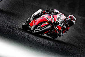 Die Honda mit der Nummer 30 geht als Favorit ins Traditionsrennen