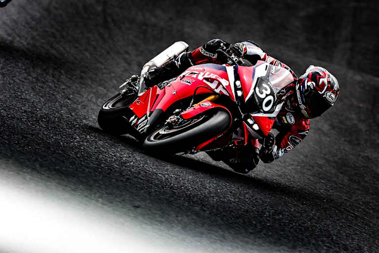 Die Honda mit der Nummer 30 geht als Favorit ins Traditionsrennen