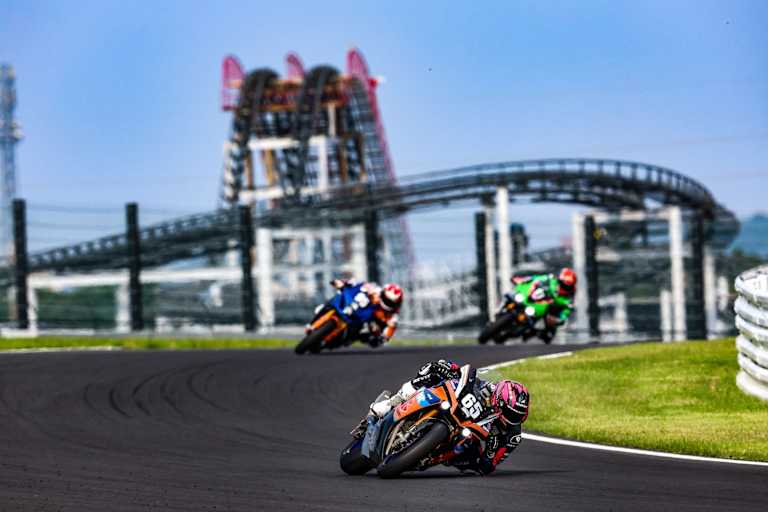 Lennox Lehmann vom Team Motobox Kremer vor der Suzuka-Kulisse