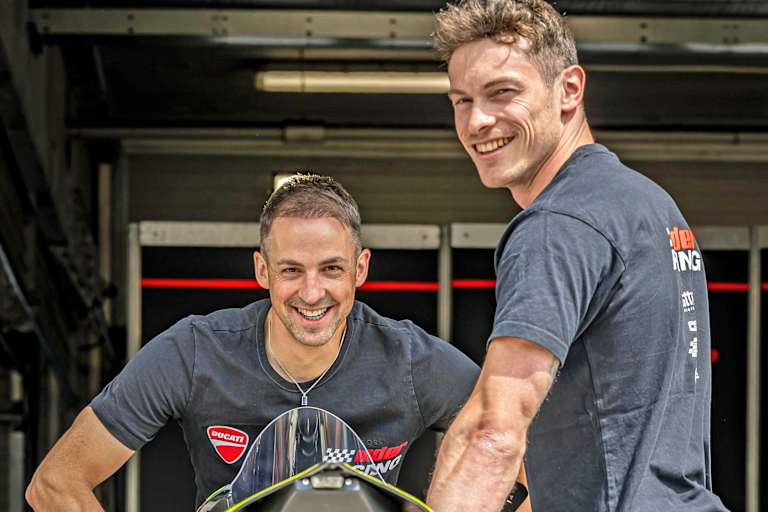 Thomas Gradinger (re.) macht den Eder-Mechaniker