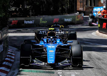 Carlos Sainz vor Nico Hulkenberg