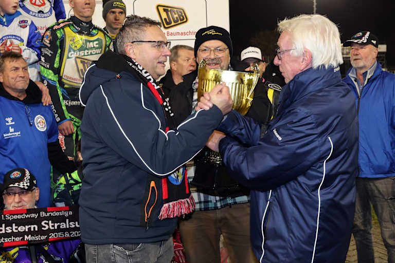 Bernd Sagert (li.) erhielt den Pokal für Meister Stralsund