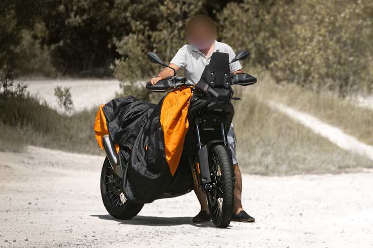 Die Frontpartie greift Elemente der großen Schwester R 1300 GS auf