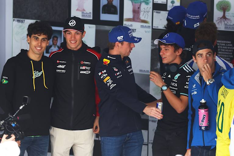 Max Verstappen (M.) mit Bortoleto, Bearman, Antonelli und Colapinto