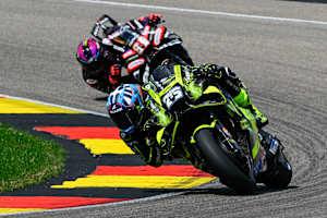 Nicht selten: Eine Trackhouse-Aprilia vor einer Werks-Aprilia