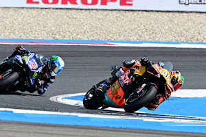 Brad Binder vor Alex Rins