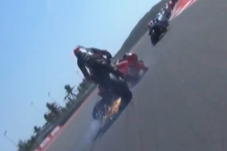 Marco Bezzecchi schubste Weltmeister Marc Marquez ins Aus