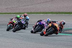 Enea Bastianini auf dem Sachsenring vor seinen Verfolgern