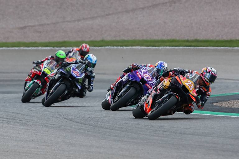 Enea Bastianini auf dem Sachsenring vor seinen Verfolgern