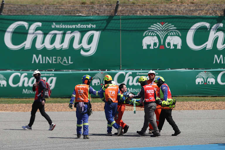 Luca Lunetta musste nach seinem Crash abtransportiert werden