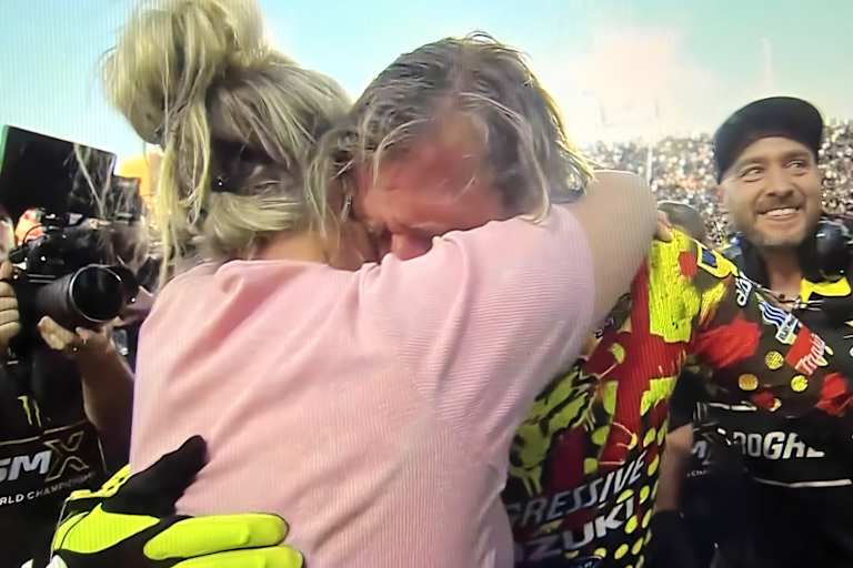 Steffi Roczen umarmt ihren Sohn Ken nach seinem Erfolg