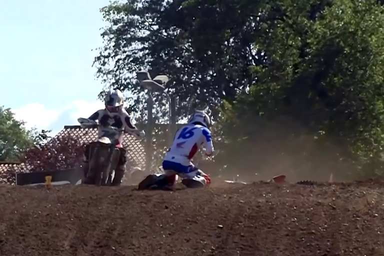 Tom Vialle zog den Holeshot und stürzte in der Anfangsphase