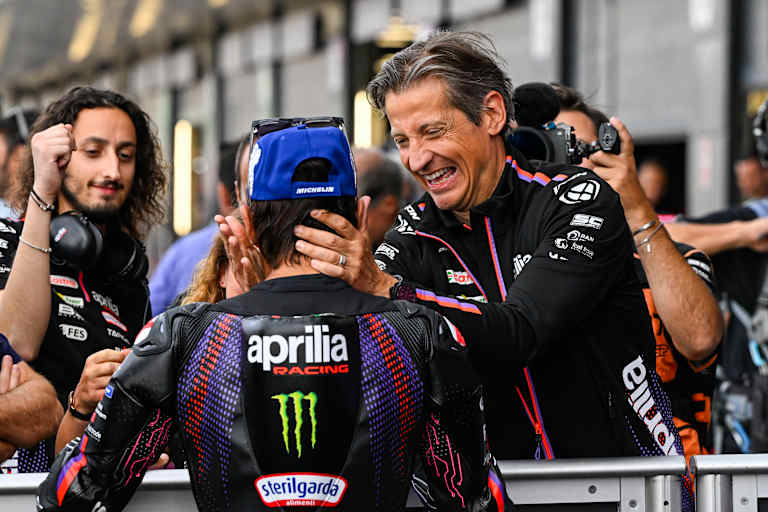 Massimo Rivola freute sich mit Jorge Martin und den anderen Fahrern