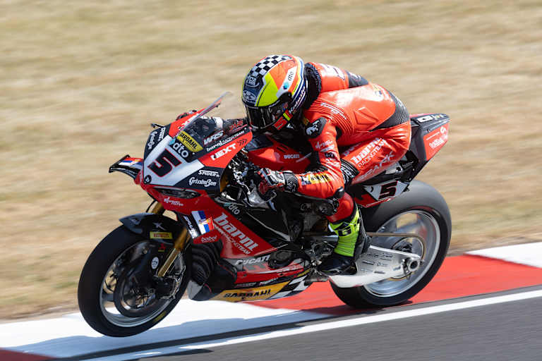 Yari Montella mit seiner Ducati Panigale V4R mit Suter-Schwinge