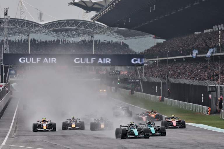 Der Start in Sepang verzögerte sich durch Regen und Software-Probleme