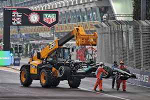 Russells F1-Auto musste nach dem Sprint-Crash von der Bahn geschafft werden