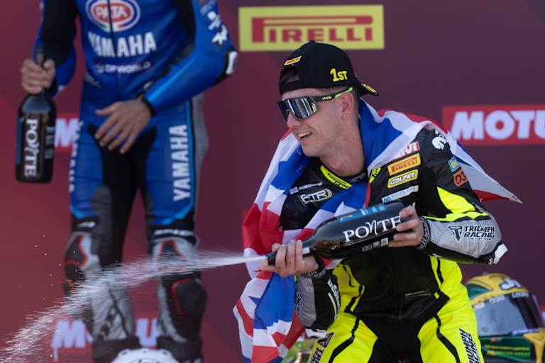 Tom Booth-Amos feirte ausgelassen mit den Fans