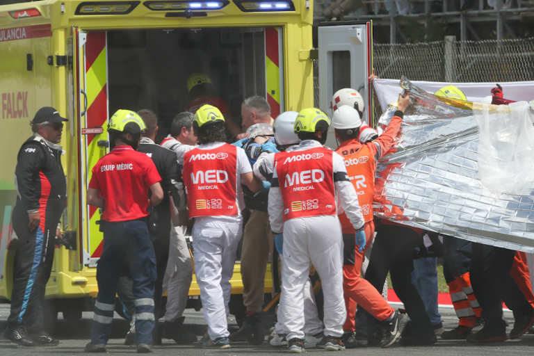 Alex Marquez wurde nach seinem Unfall im Krankenwagen abtransportiert