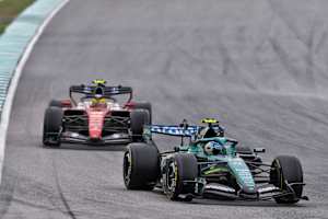 Fernando Alonso vor Lewis Hamilton