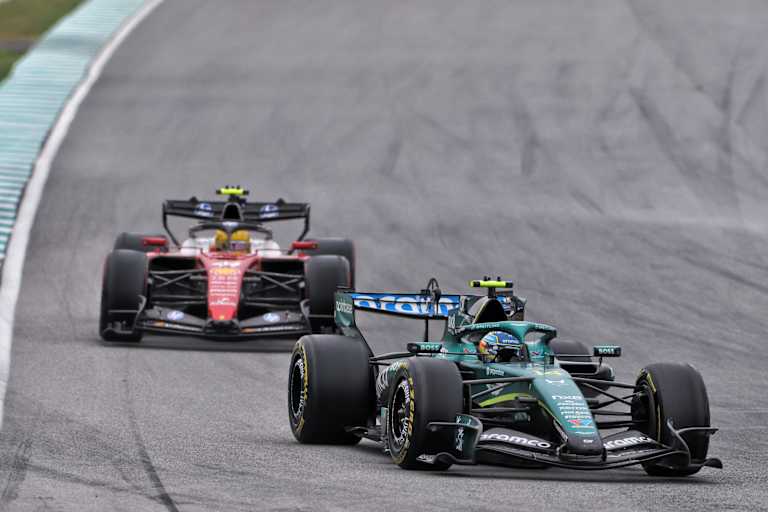 Fernando Alonso vor Lewis Hamilton