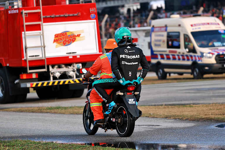 George Russell platzte der Motor, er musste per Roller zurück ins Paddock