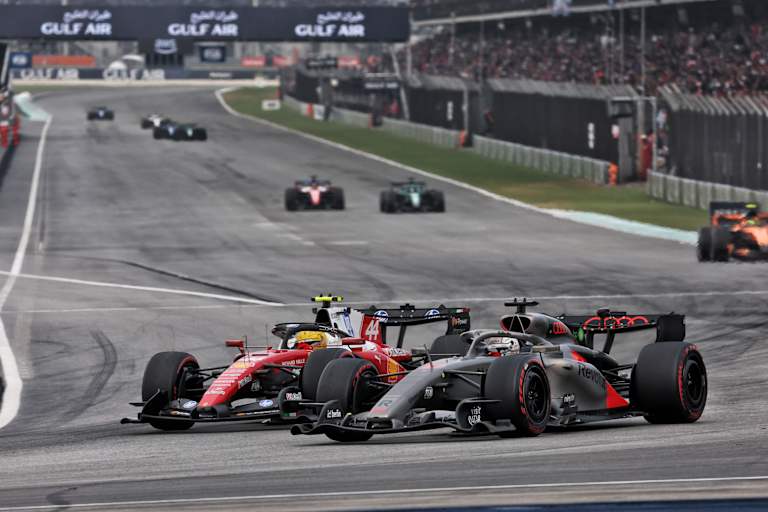 Nico Hülkenberg im Kampf mit Lewis Hamilton