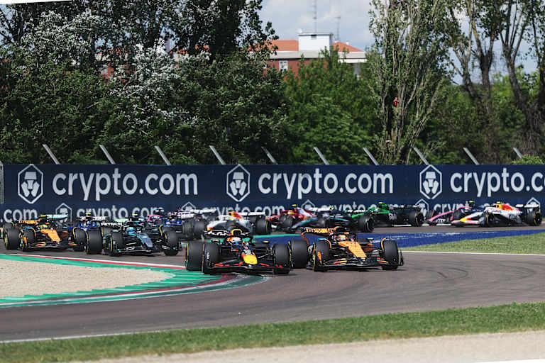 Max Verstappen presst sich in Imola vorbei an Oscar Piastri