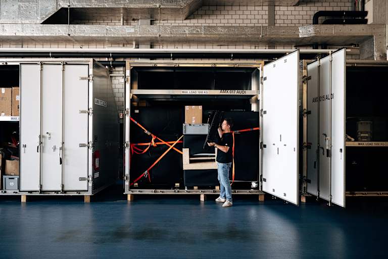 Brickwedde mit einem Fracht-Container