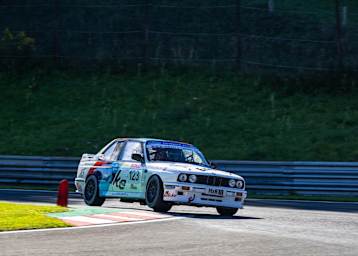 Harald Grohs steuert einen BMW M3 E30