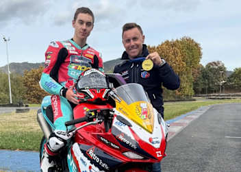 Efren Vazquez (re) betreut erfolgreich Kove-Pilot Benat Fernandet