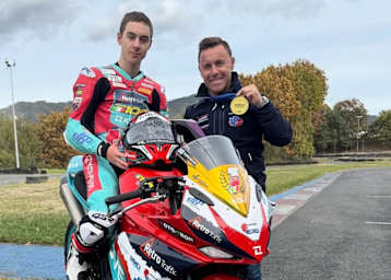 Efren Vazquez (re) betreut erfolgreich Kove-Pilot Benat Fernandet