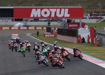 David Almansa (Nr. 22) gewann das Moto3-Rennen in Japan