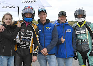 Corey und Danyon Turner (mit Kappe) zwischen Tim Reeves und Ferry Segers