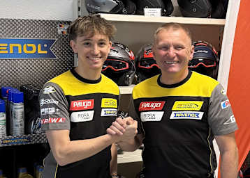 Stepan Zuda (li.) unterschreibt bei Freudenberg