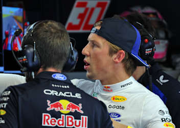 Liam Lawson in der Garage von Red Bull Racing