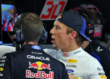 Liam Lawson in der Garage von Red Bull Racing